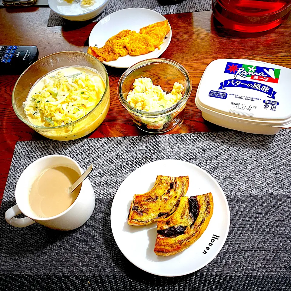 5月 13日　朝ごはん　チョコパン、コールスローサラダ、カフェオレ|yakinasuさん