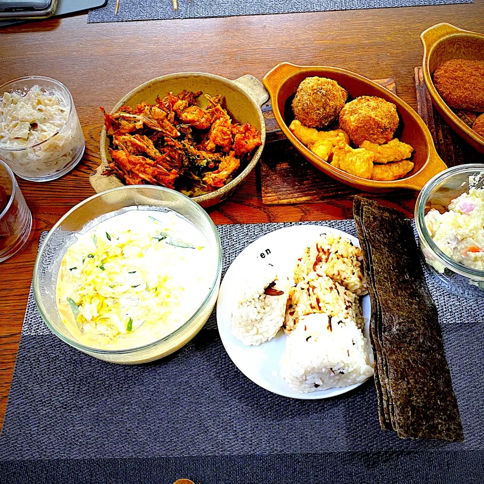 昆布と椎茸のおにぎり、山椒シラスのおにぎり、残り物のコロッケやイカ天、常備菜、漬物|yakinasuさん