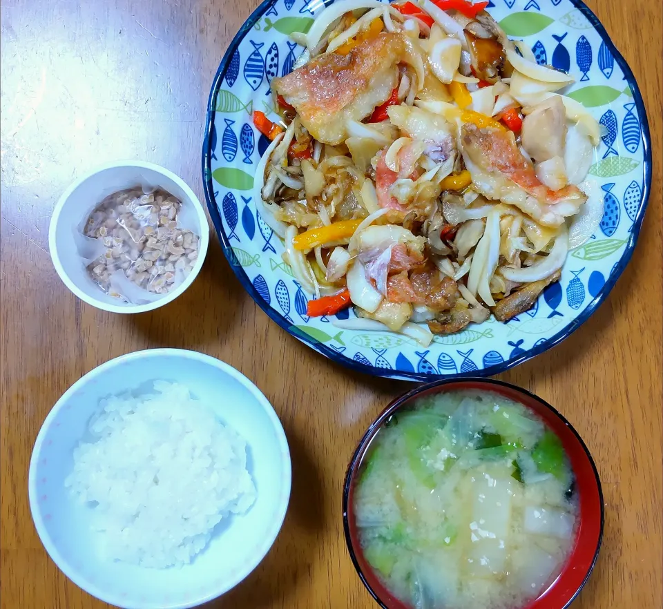 Snapdishの料理写真:４月３０日　赤魚とまいたけの南蛮漬け　納豆　白菜とわかめのお味噌汁|いもこ。さん