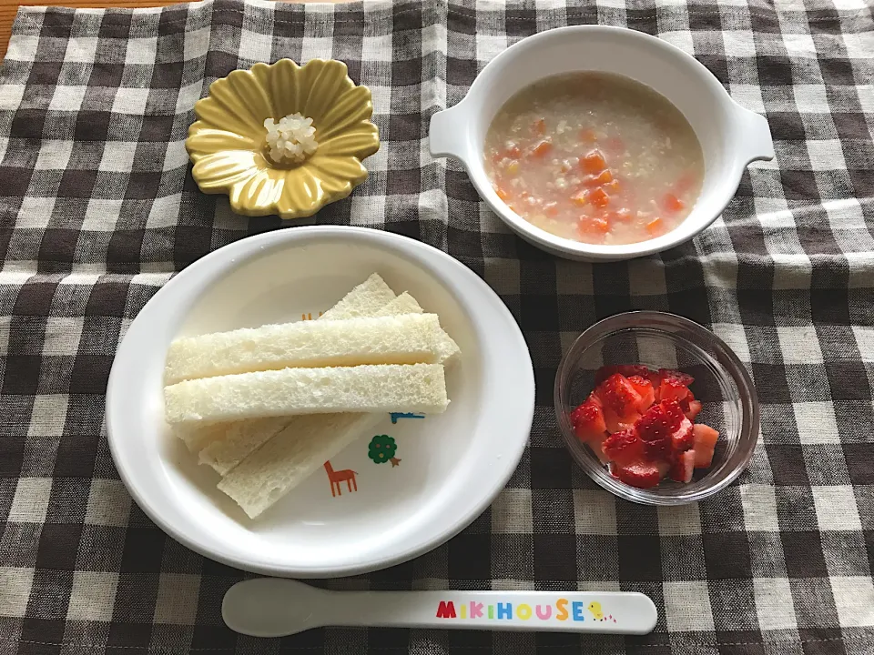 【離乳食】にんじんと鶏胸肉のスープ、食パン、にんじん、もやし|sayaさん