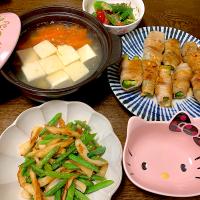 キムチーズ肉巻きピーマン、いんげんとちくわのきんぴら、湯豆腐、オクラとトマトのゴマおかか和え