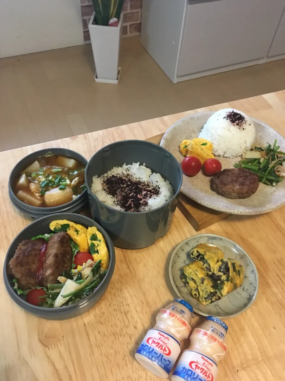 朝ごはん用の中華風卵焼き(黒木耳と韮入り)、Yakultと旦那さんお弁当&myランチプレート🤤|さくたえさん