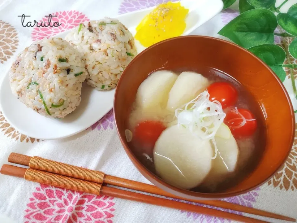 fumi ◡̈⋆ちゃん♡の料理✨
長芋トマトのお味噌汁de朝ごはん(*Ü*)ﾉ" ⋈﻿☀️
with鯖味噌缶おにぎり😋🍙🌱|taruto⭐️さん