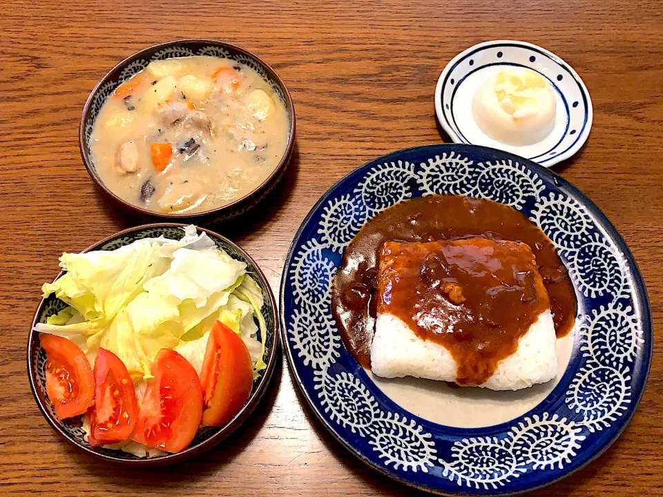 Snapdishの料理写真:クリームシチュー🥕ハヤシライス🍛サラダ🥗白桃プリン🍑今日の夕食20210514|rococoさん