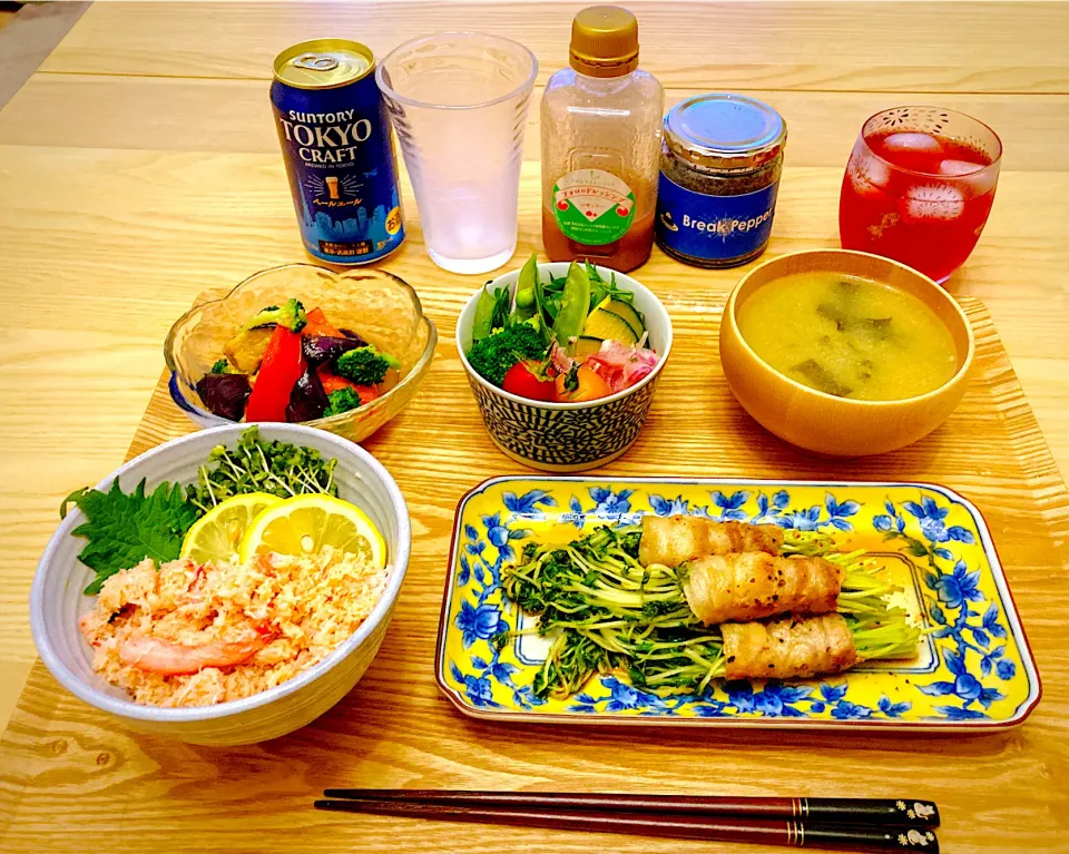 今日の夕食　蟹丼　豆苗の肉巻きポン酢蒸し　　夏野菜の白だし漬け　サラダ　なめこ汁|ふわ猫はなちゃんさん