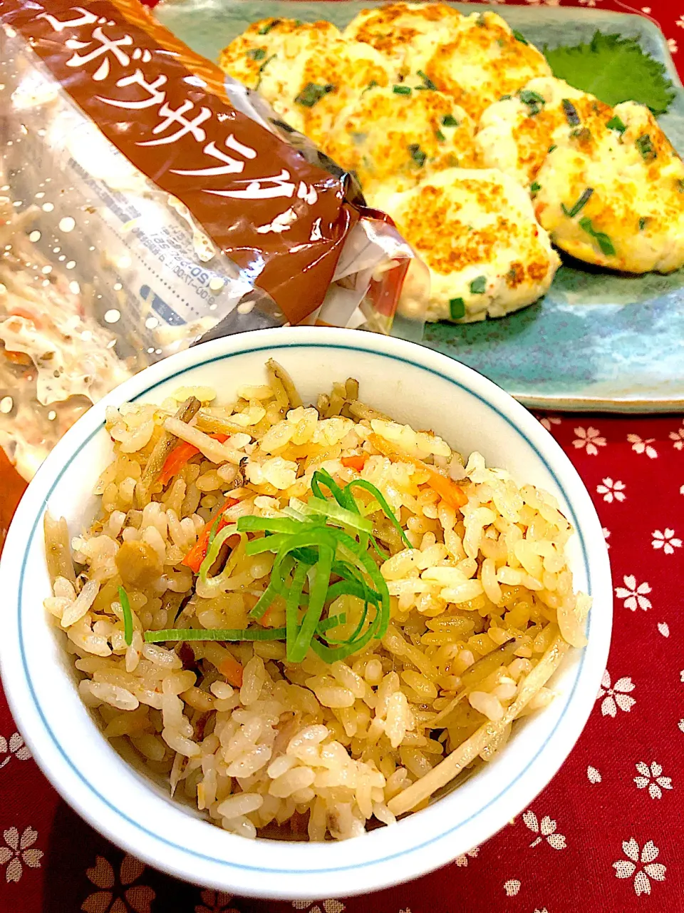 業務スーパーのゴボウサラダで炊き込みご飯🍚🥢andはんべんと豆腐のふわふわ焼き〜☺️💕|＊いちご＊さん