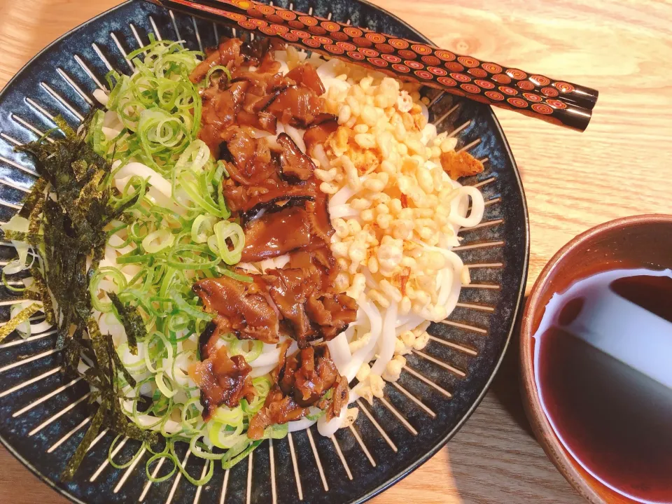 Snapdishの料理写真:朝昼食は流水麺のうどん。海苔、ネギ、甘辛椎茸、天かす。麺つゆをぶっかけ、混ぜ混ぜ😁|海斗さん