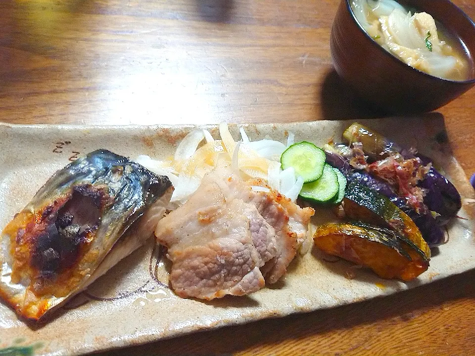 鯖の塩焼き
豚バラ焼き肉
茄子と南瓜の揚げ浸し
白菜と春菊とおあげの炊いたん|たつかばさん