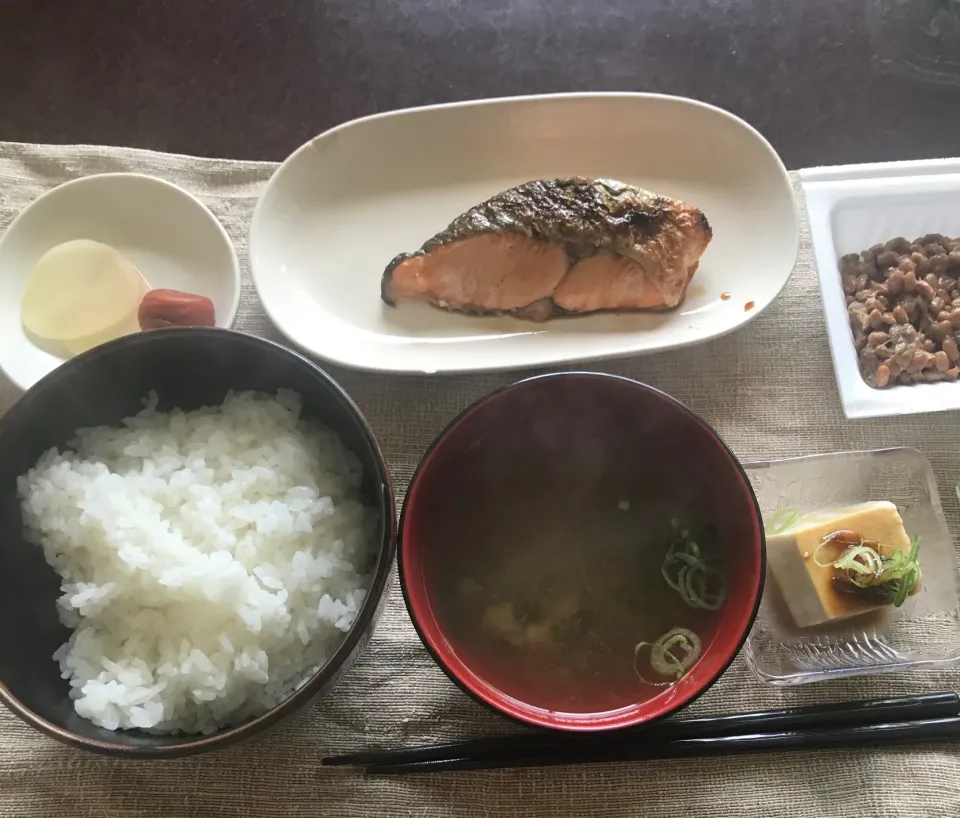 Snapdishの料理写真:焼鮭と納豆定食|純さん