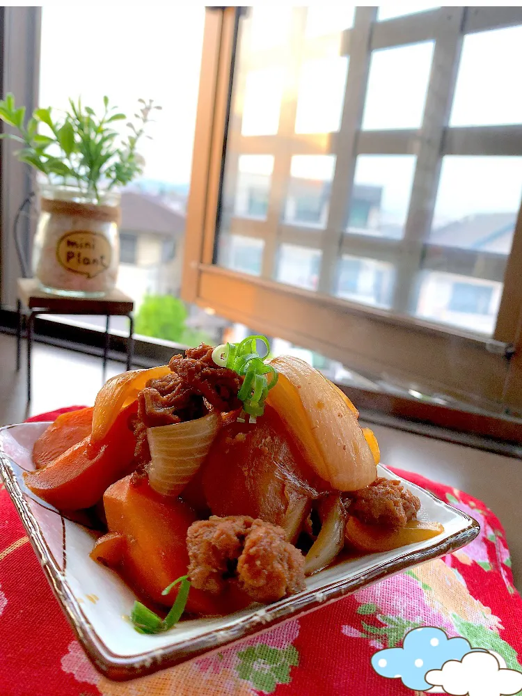 Snapdishの料理写真:夕陽に輝くギルトフリー料理♡落合シェフ監修の大豆のお肉で肉じゃが︎💕︎|ビーグルさん