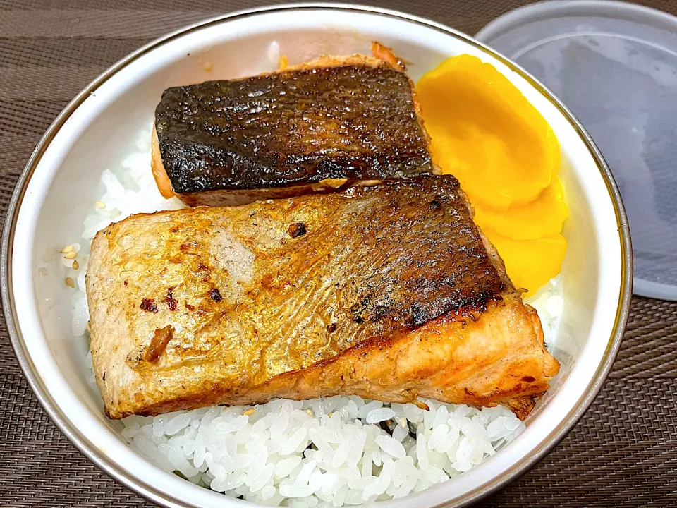 男が作るサクラマスの塩焼き弁当|ワタルキャンプさん