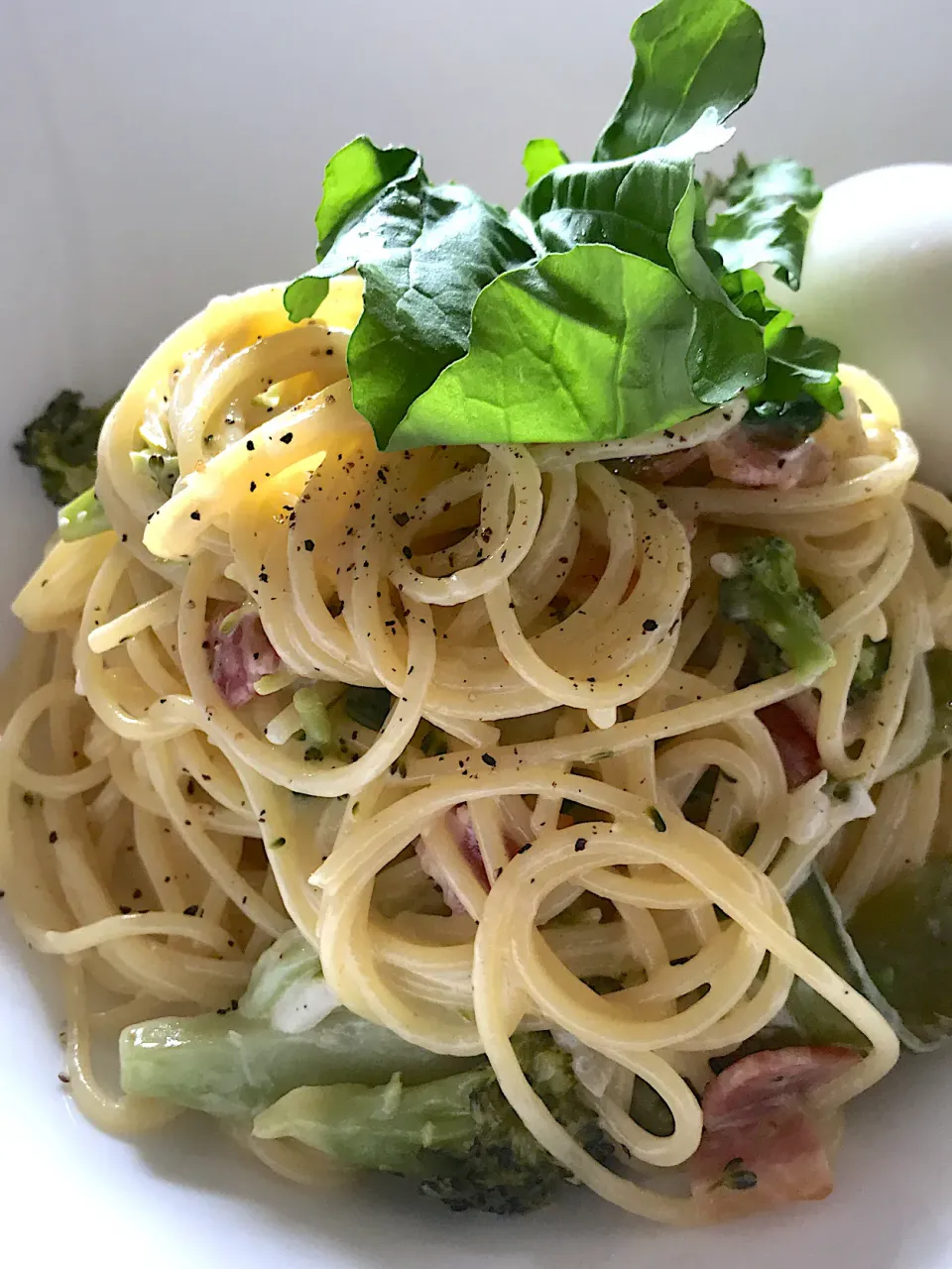 今週の残った食材たちでレモンクリームパスタ🍋🥛ゆでたまご添え🥚|ノムリエさん