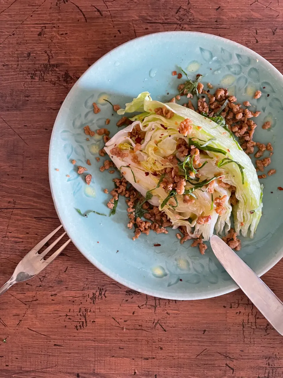 Snapdishの料理写真:レタスのメロン切り　オリーブオイル大豆のお肉で超簡単サラダ|sonokoさん