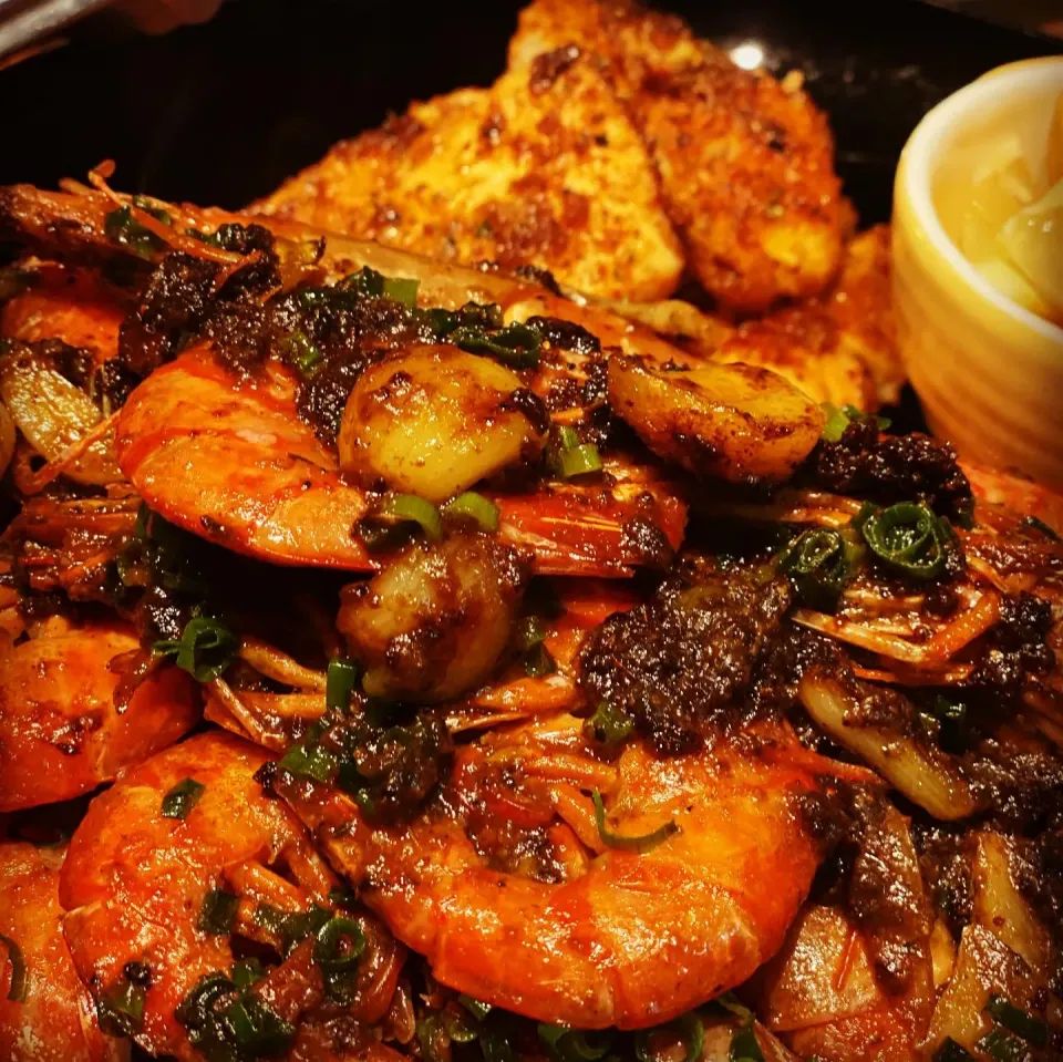 Garlic Butter Sautéed whole Prawns with Cajun fried Fish 🐠 & Vegetable Salad with Caesar Dressing #prawns #salad #homecooking #ilovecooking|Emanuel Hayashiさん