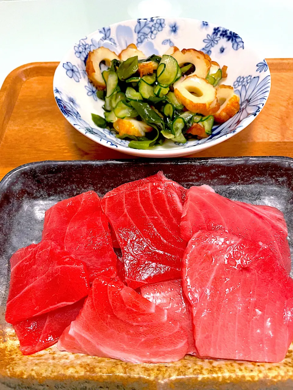 鮪のお造りと鳴門わかめの酢の物|流線形さん