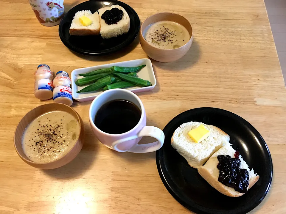 朝焼き食パン(ブルーベリージャム、ニュージーランドバター)、三種のキノコのポタージュ、茹でオクラ、コーヒー、Yakult(*>ω<*)|さくたえさん