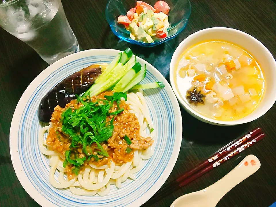 冷やし肉味噌うどん、中華風ミネストローネ、トマトとアボカドと半熟卵のサラダ|サトリさん