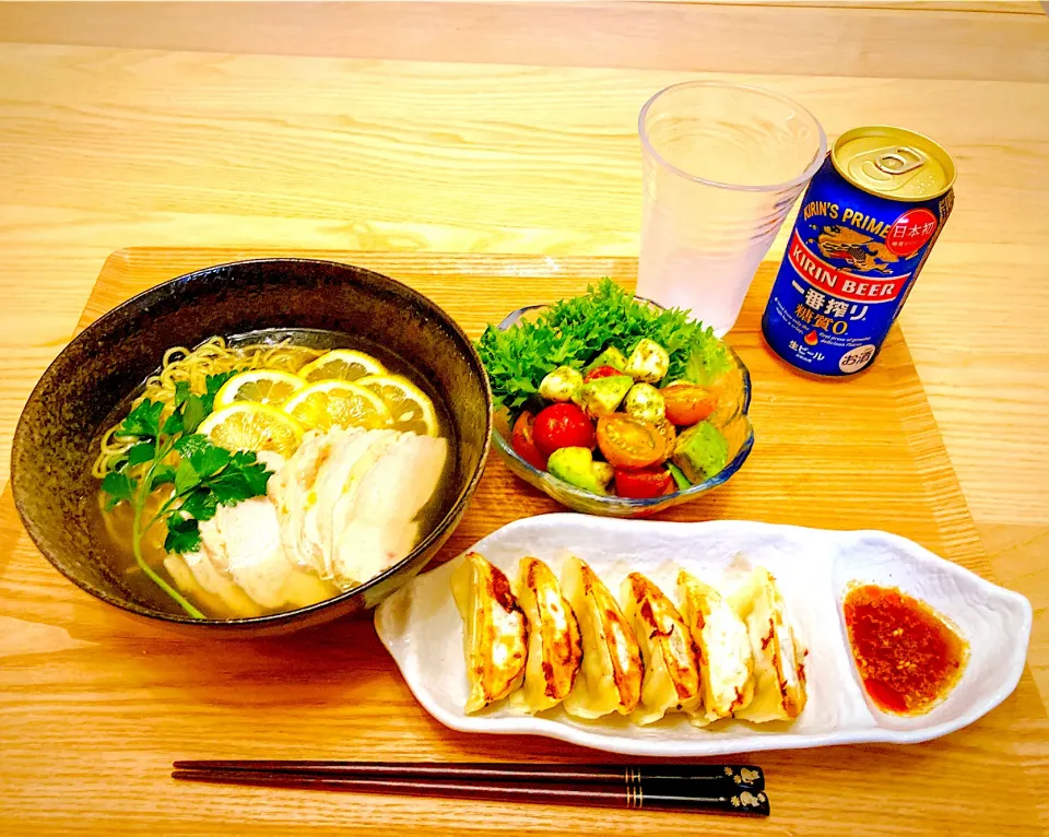 今日の夕食　冷やしレモンだし塩ラーメン　餃子　トマトとアボカドとモッツァレラチーズのジェノベーゼソース和え|ふわ猫はなちゃんさん