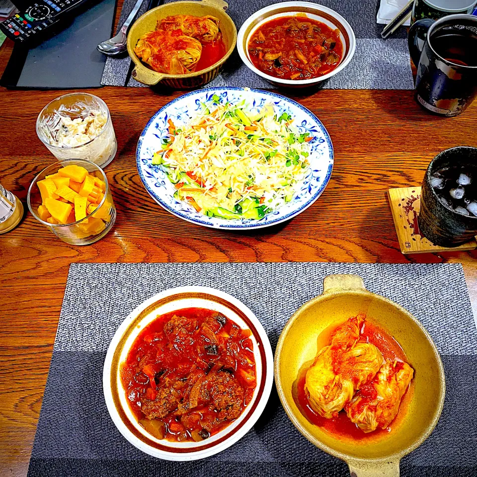 ロールキャベツ、煮込みハンバーグの残り、野菜サラダ、常備菜、漬物|yakinasuさん