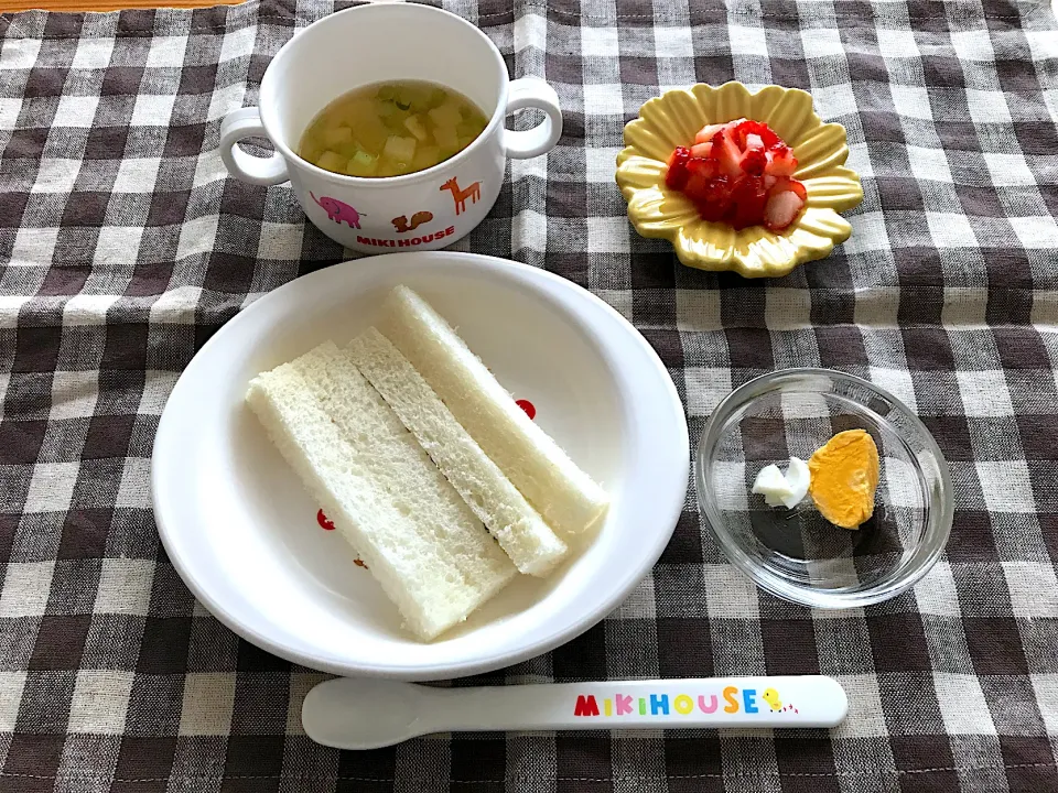 【離乳食】さつまいものスープ、食パン、いちご、卵黄と卵白|sayaさん