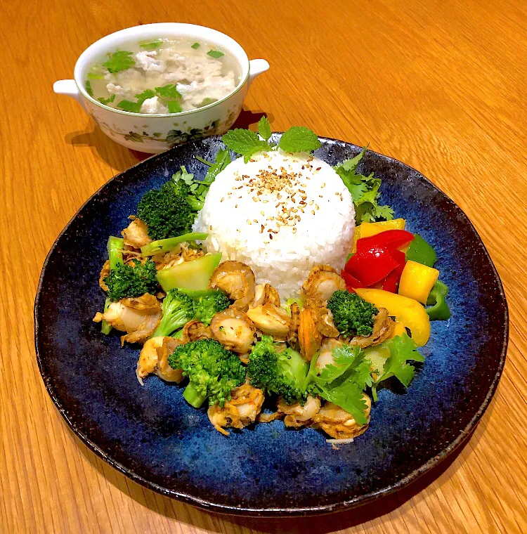 Snapdishの料理写真:ベビーホタテとブロッコリー🥦丼|Satomi Sakaueさん