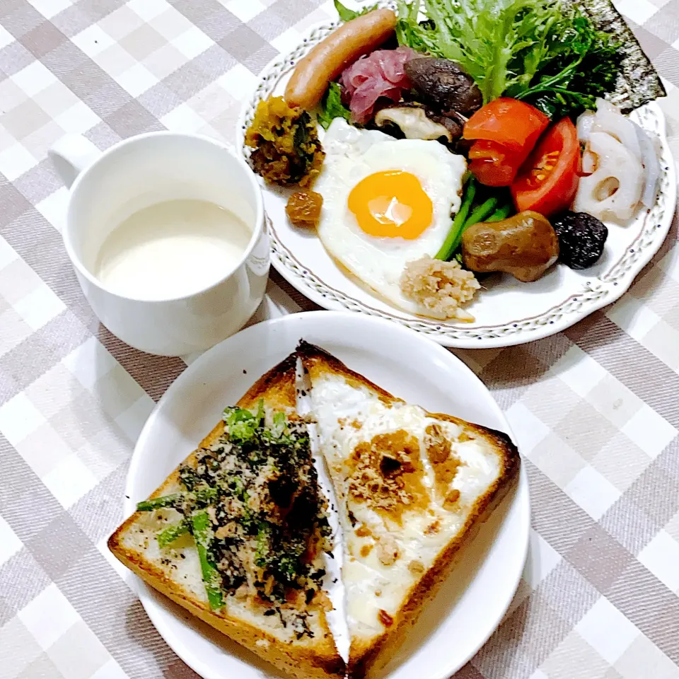 Snapdishの料理写真:今日の朝ごはん♪トースト2種類★きな粉チーズケーキ風トースト&胡麻たっぷり鮭と菜花の酒粕トースト|riko30294さん