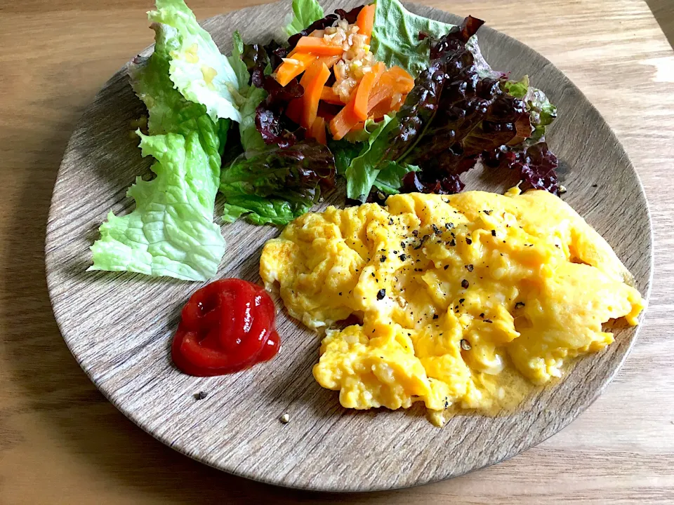 とある日の朝ごはん スクランブルエッグ🥚🍳☀️🌱|にゃふてんさん