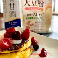 Snapdishの料理写真:大豆粉と米粉でパンケーキ 麹甘酒と豆乳のクリームも添えました。|vege a zeeさん