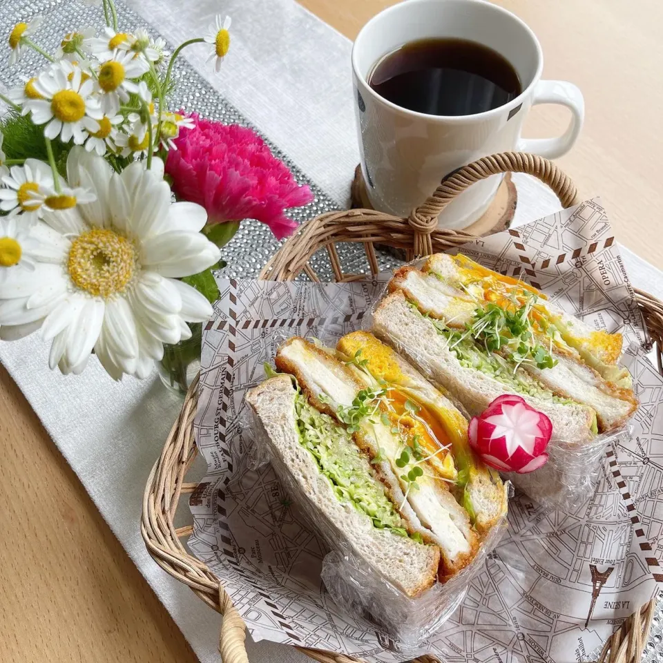 5/16❤︎チーズチキンかつ&半熟目玉焼きサンド🌱🥪
〈サンド具材〉
・全粒粉食パン
・チーズチキンかつ
・半熟目玉焼き
・フリルレタス.千切りキャベツ|Makinsさん