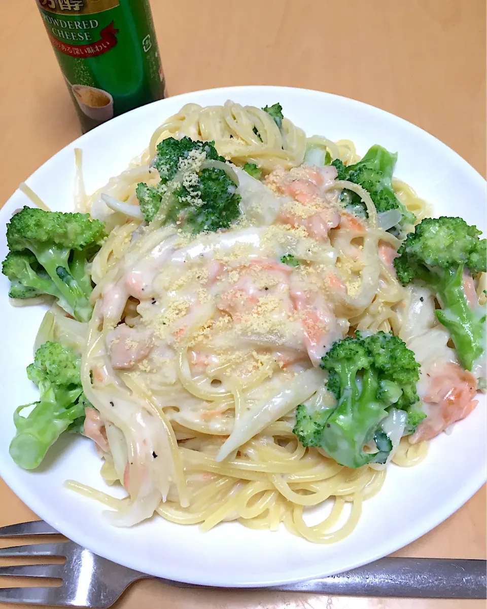 Snapdishの料理写真:単身赴任中の男飯(サーモンとブロッコリーのクリームパスタ)|おおもりの星さん