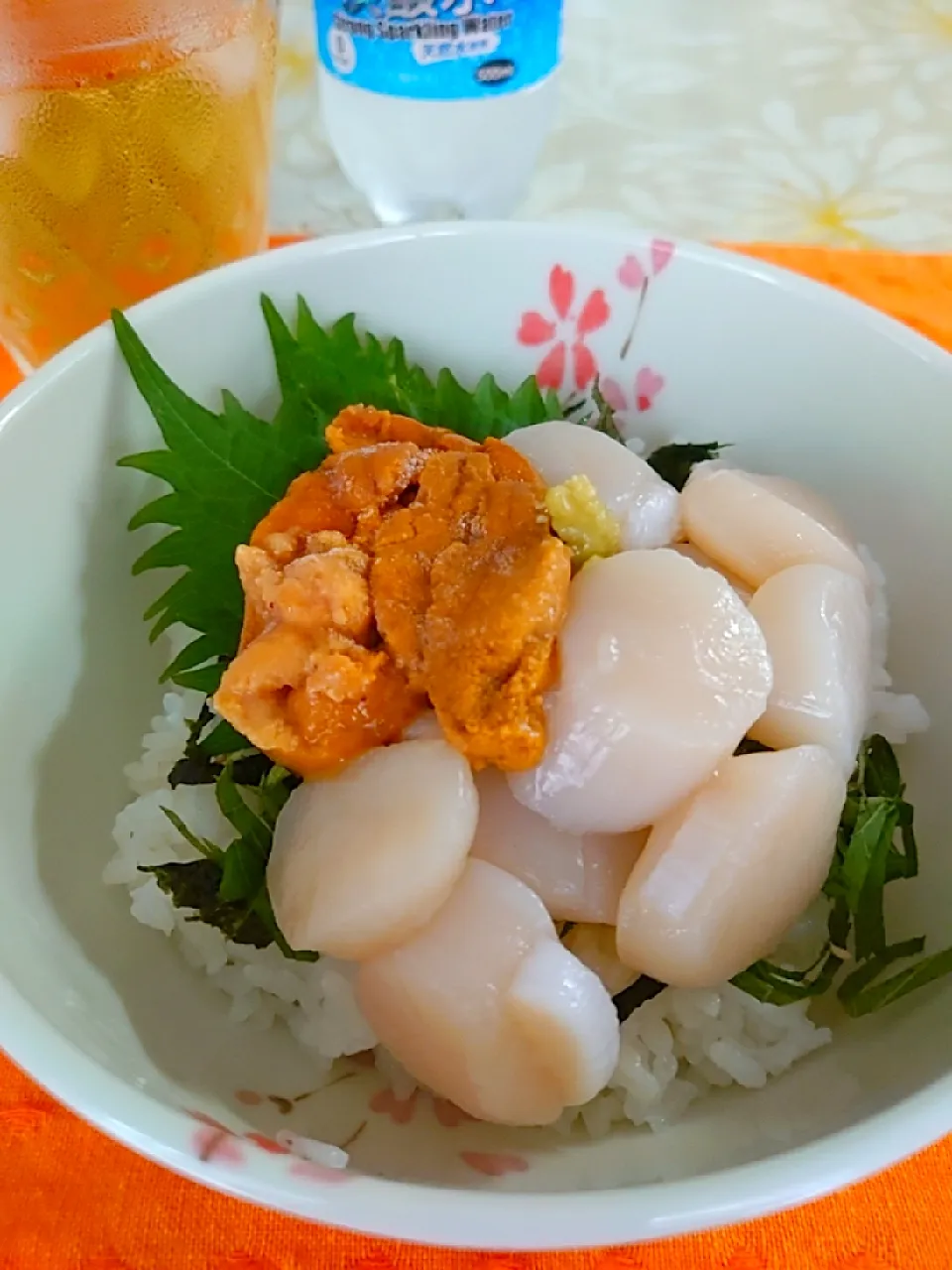 Snapdishの料理写真:ホタテとうにトッピングの海鮮丼

母の日にお嫁さんから頂きました✌️
他にいくらやトロなど届けて貰いましたが、孤食なので👍

独りはタノチー🙌|🍒ふみりん🍒さん