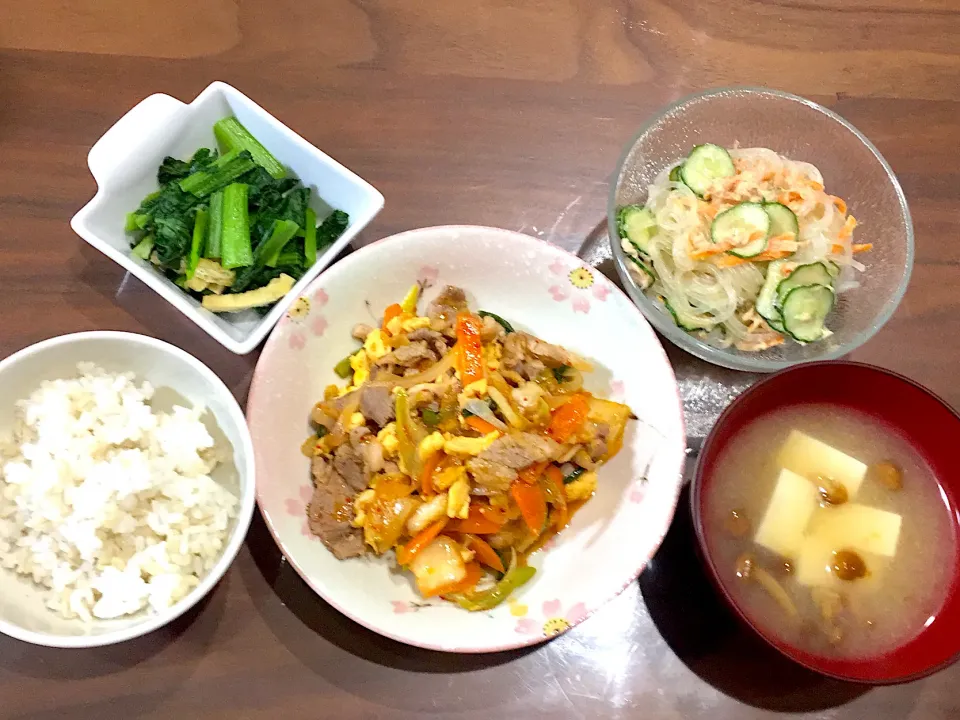 野菜とふんわり卵の豚キムチ 豆腐となめこの味噌汁 春雨のツナマヨサラダ 小松菜と揚げの煮浸し|おさむん17さん