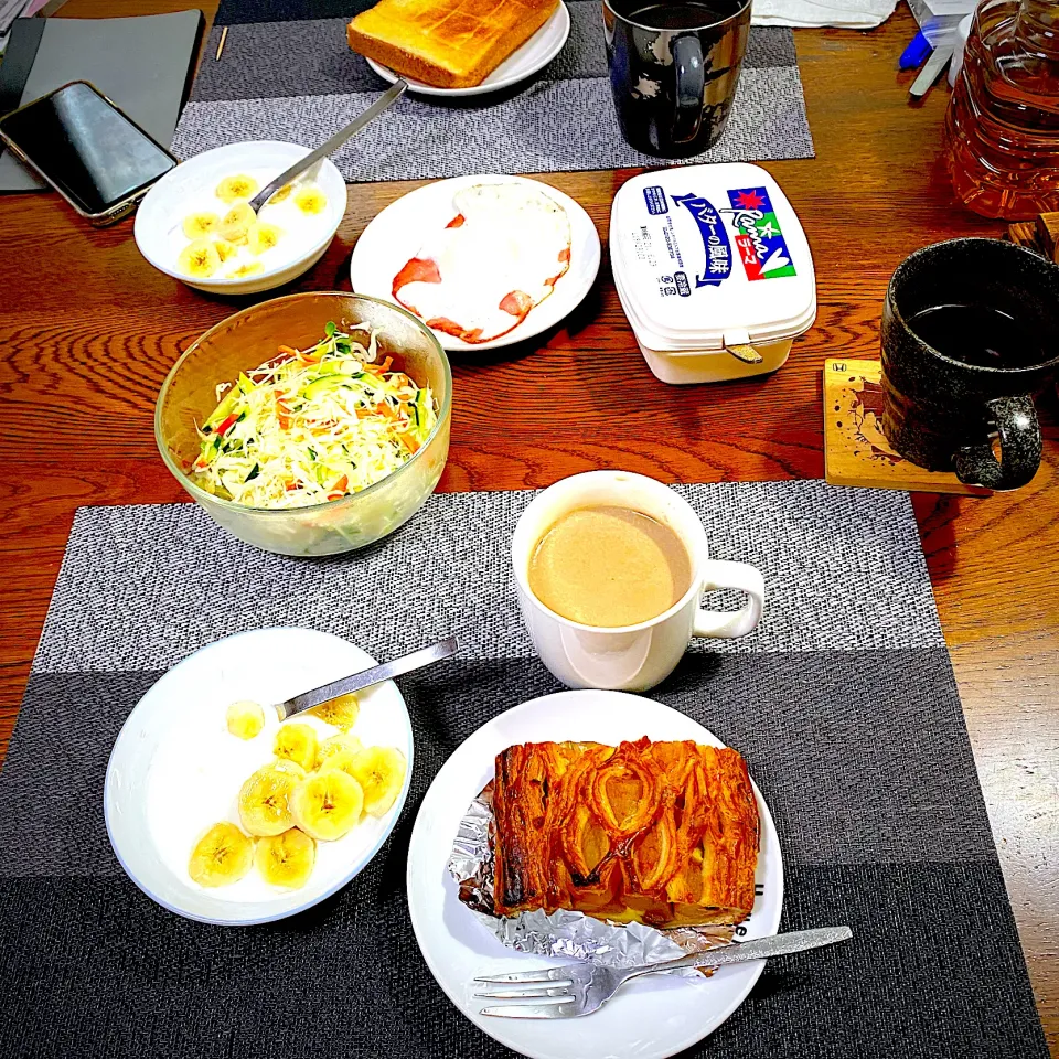 5月 16日　朝ごはん　アップルパイ、カフェオレ、サラダ、ヨーグルトバナナ|yakinasuさん