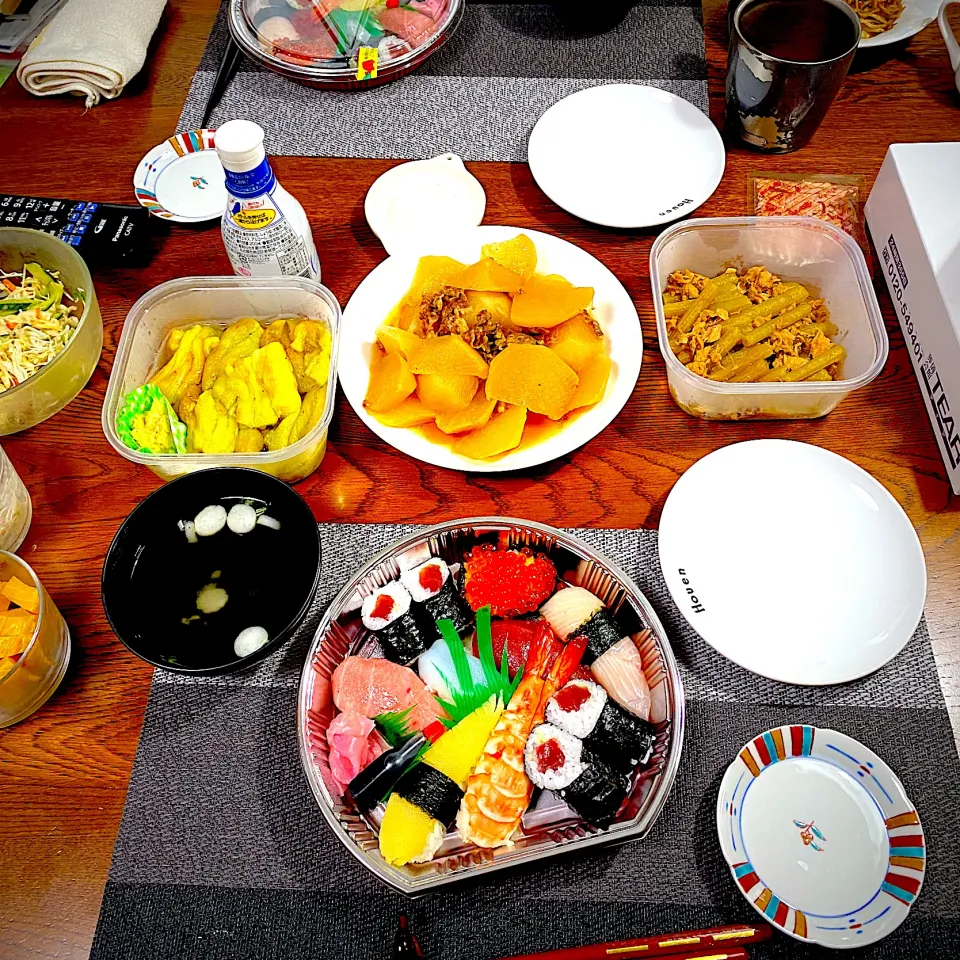 お寿司、大根と牛肉の煮物、蕗とツナの煮物、焼き茄子、まっ茸の味お吸い物、常備菜、漬物|yakinasuさん