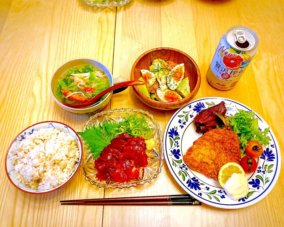 今日の夕食　馬刺し　鰯のフライ　レタスとカニカマのスープ　ブロッコリーとアボカドと生ハム、ゆで卵のサラダ　もち麦ごはん|ふわ猫はなちゃんさん