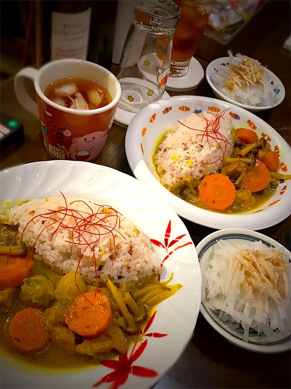 Snapdishの料理写真:ポークと芽キャベツしめじのスープカレー🍛　大根サラダ　胡麻だれ　スリランカティー🍹|ch＊K*∀o(^^*)♪さん