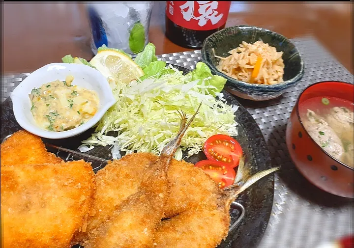 鯵フライ
サーモンフライ🐟
切干大根煮物
つみれ汁|びせんさん