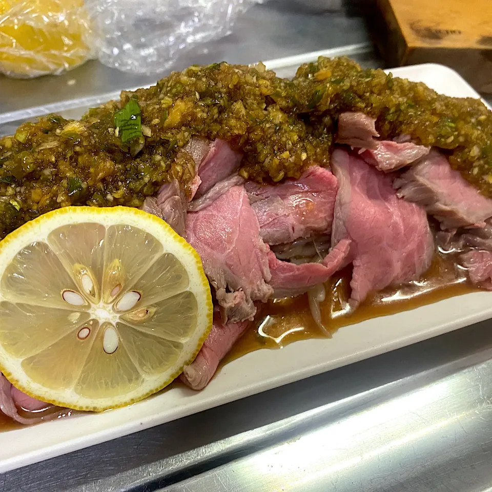 葉ニンニクのガッツリ効いた醤油タレで食べる和牛モモ肉刺|さくたろうさん