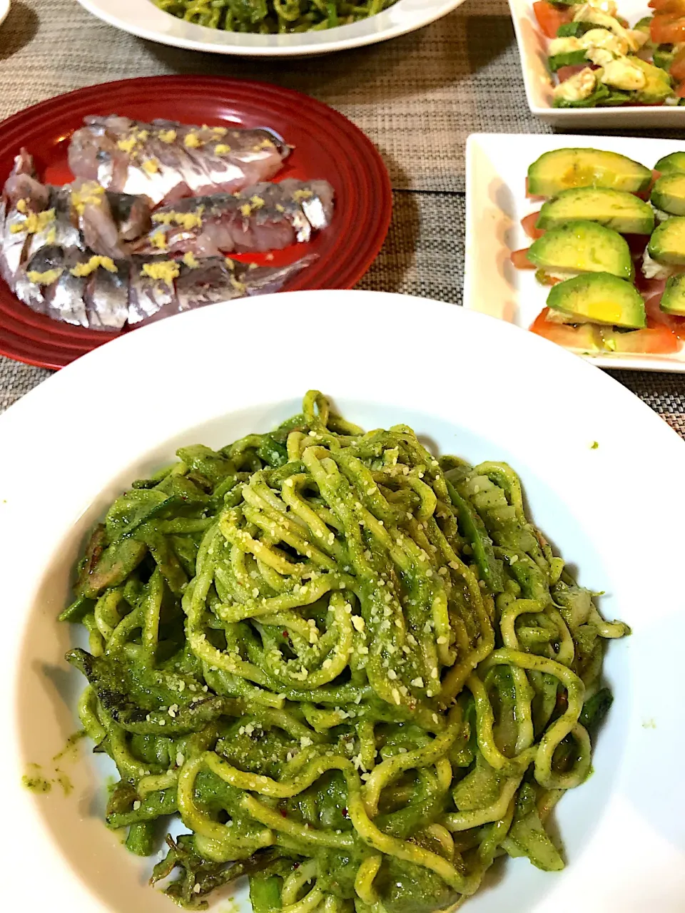 ベランダ三つ葉のジェノベーゼパスタ・東京湾のアジ捌いた|小次郎さん