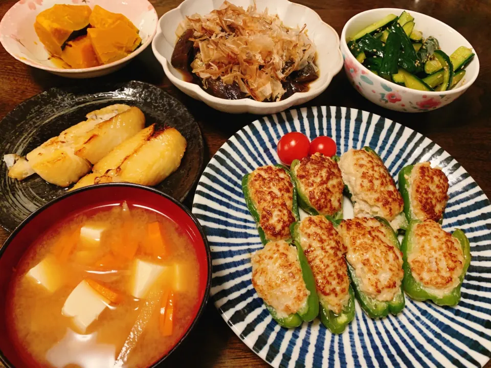 ピーマンの肉詰め、銀ダラのみりん干し、中華きゅうり、ナスの焼き浸し、かぼちゃの煮物、具沢山味噌汁|なちゃむさん