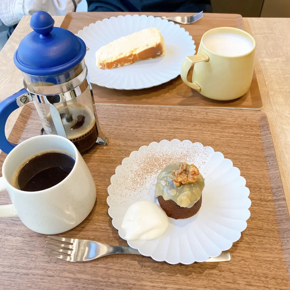 チョコレートケーキとチーズケーキと　　フレンチプレス☕️|ちゃみこさん