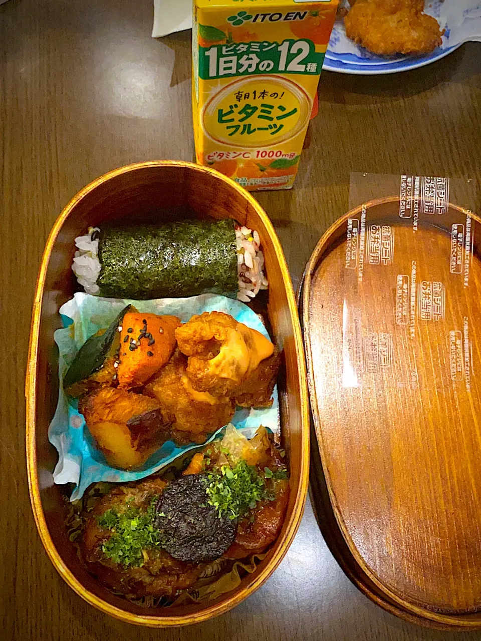 Snapdishの料理写真:お弁当🍱　十六穀ごはんのおにぎり🍙　焼き海苔　フライドチキン　オーロラ辛ソース　薩摩芋とかぼちゃの素揚げ　人参と椎茸ソテー　胡麻塩　たこ焼き　ソースマヨ青海苔鰹節　野菜ジュース　麦茶|ch＊K*∀o(^^*)♪さん