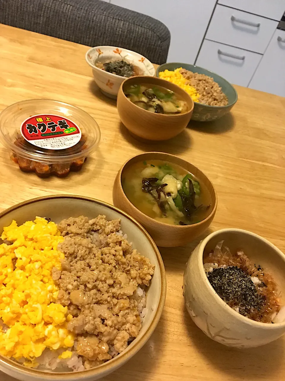 そぼろ丼、新玉と茹で大豆の黒酢サラダ、ワタごとピーマンと黒木耳のお味噌汁、カクテキ(*´ڡ`●)|さくたえさん