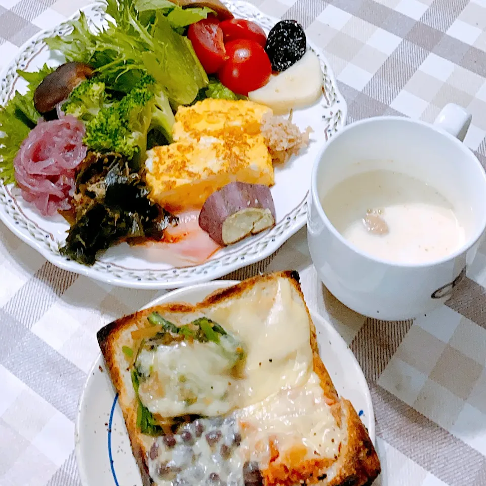 今日の朝ごはん♪鮭そぼろと春菊のなめ茸和えとフムスと小豆のチーズトースト|riko30294さん