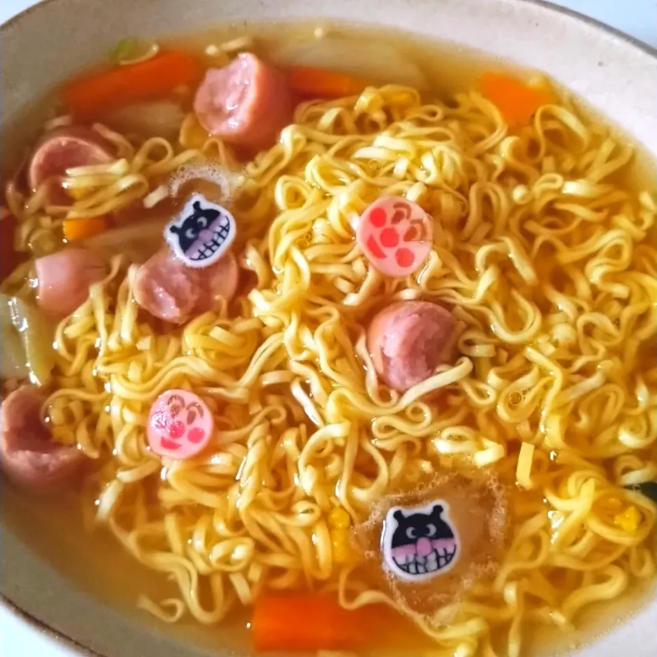 息子に味薄くしてアンパンマンラーメン🍜🍥|じょうさん