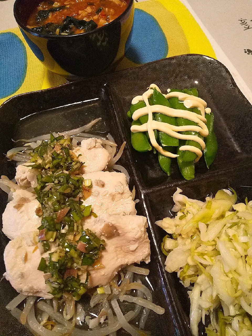 今日のお昼ごはん
※蒸し鶏の薬味醤油
※酢キャベツ
※スナップエンドウ
※トマトときのことワカメのお味噌汁|れあMIXさん