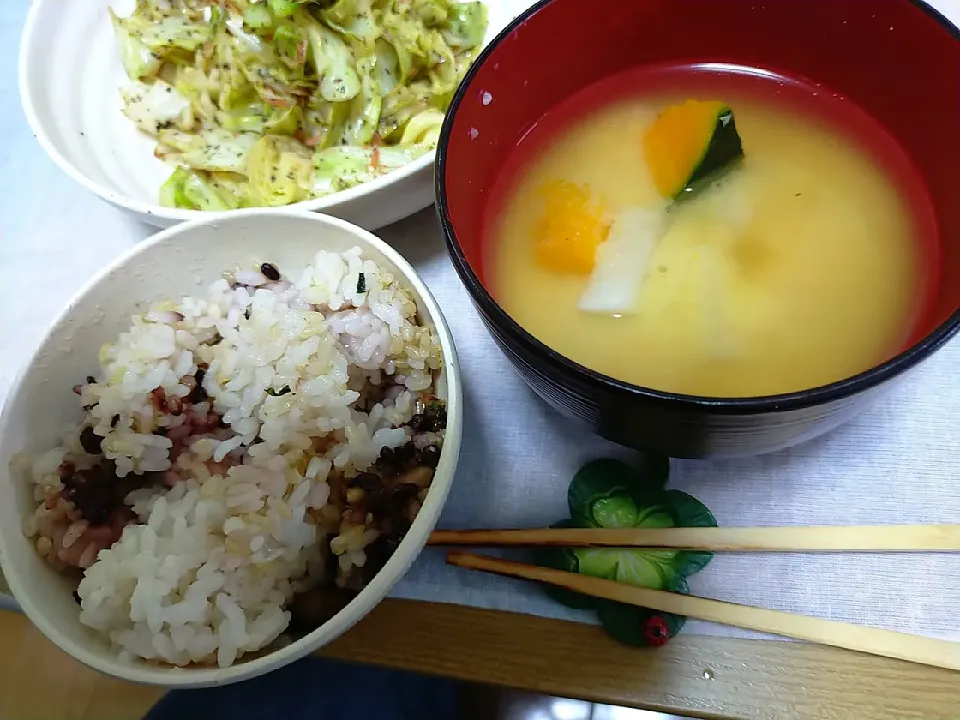 南瓜高野豆腐の大根味噌汁

きゃべつとアミエビ麺つゆ
ゆかり油炒め
15穀米|こ✬ぱゃん✿さん