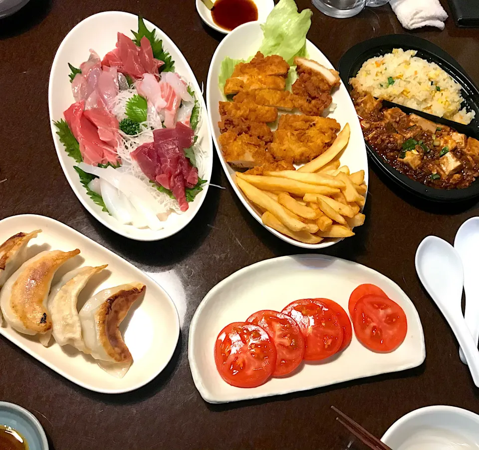 お刺身、ケンタの骨なしチキンとポテト、麻婆豆腐とチャーハン、餃子、冷やしトマト|純さん