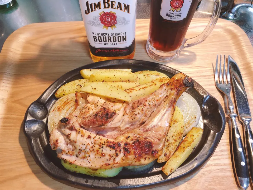 今夜は黒瀬スパイスの骨付き鶏モモ🐔下には玉葱、ジャガイモも添えた🥃|海斗さん