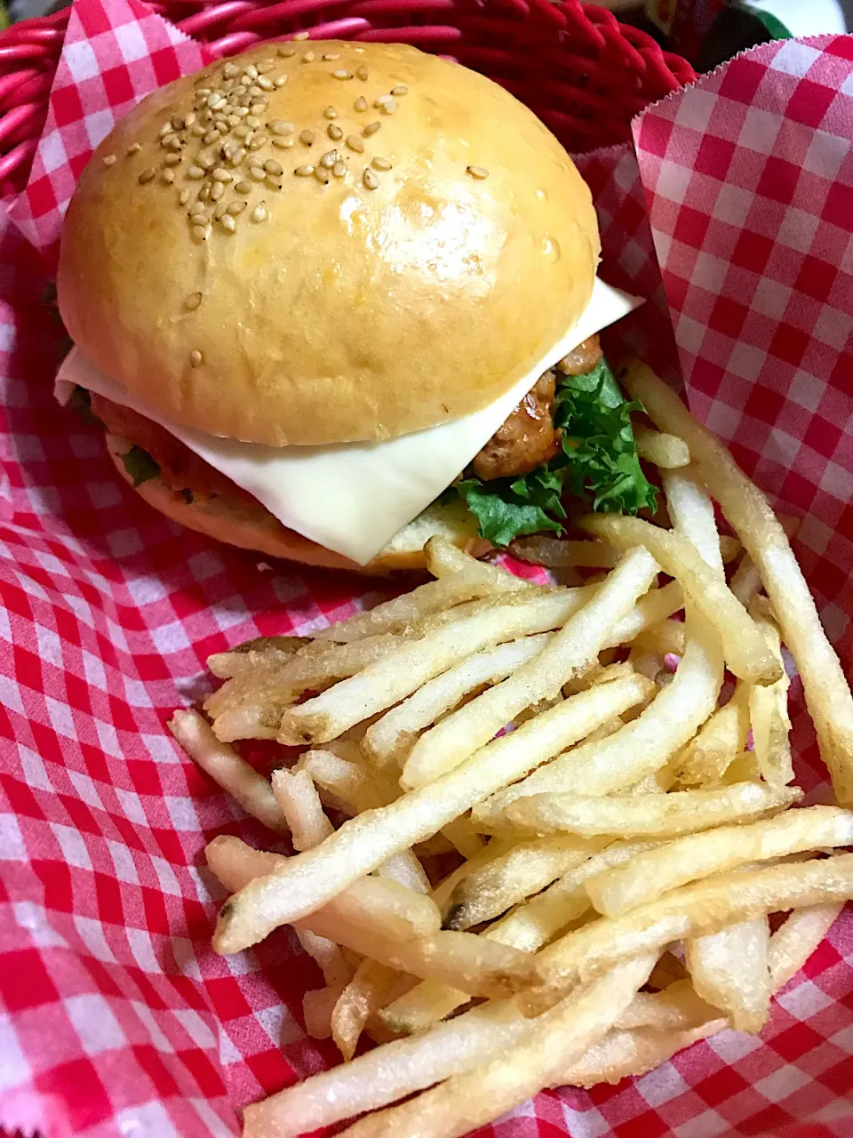 Snapdishの料理写真:ハンバーガー🍔とポテト🍟|あやちゃんママさん